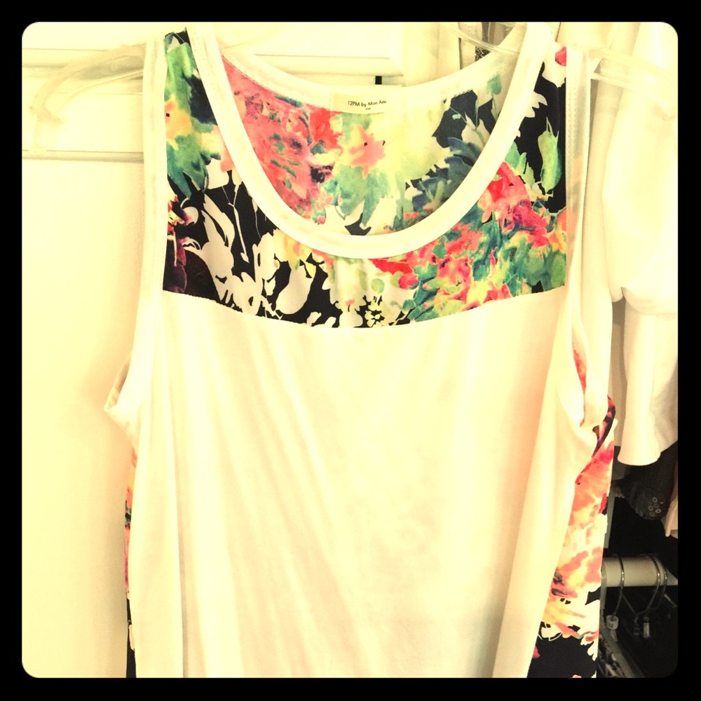 Adorable tank - floral in one side - Size Small